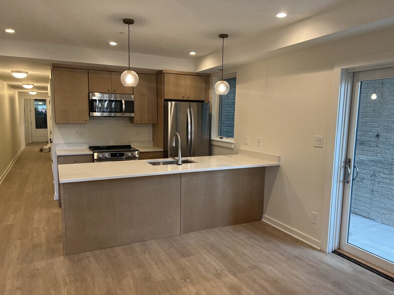 New kitchen with breakfast bar. - 534 Taylor St NW