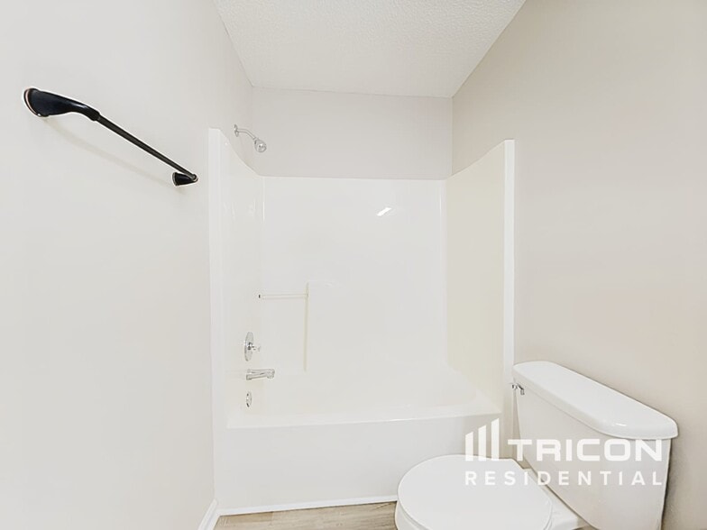 Building Photo - 615 Flicker St