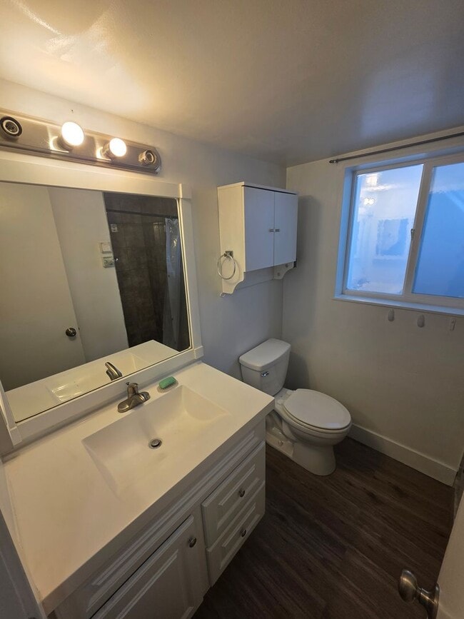 Building Photo - Spacious 4 bedroom 3 bathroom townhouse!