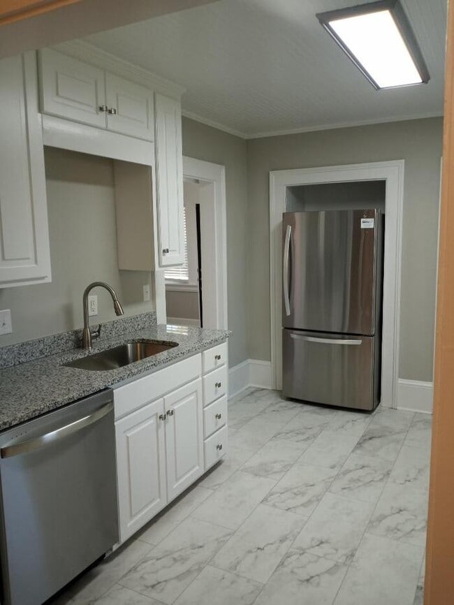 Building Photo - 3 bedrooms 2 Bathrooms