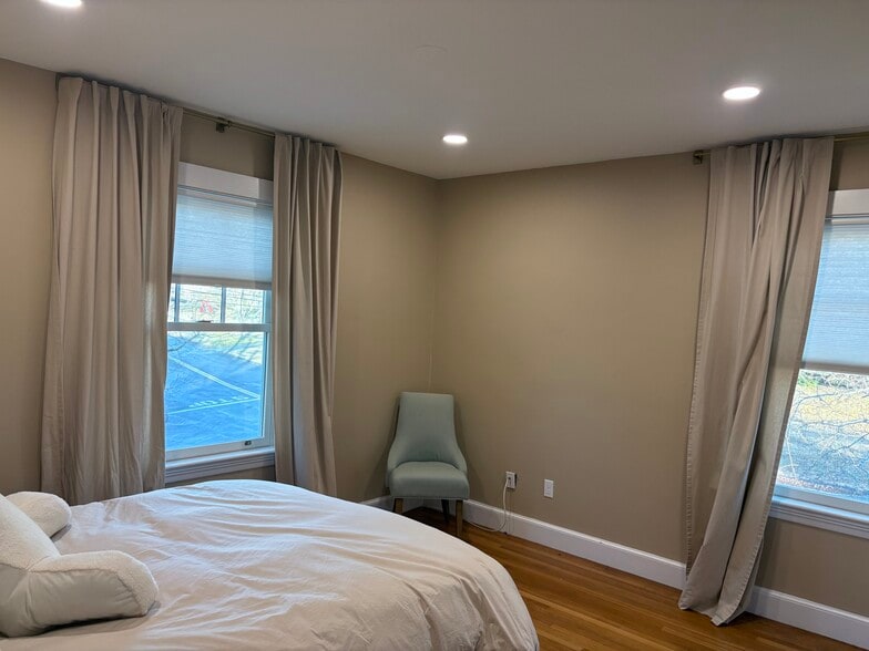 2nd floor bedroom - 9 Winthrop St