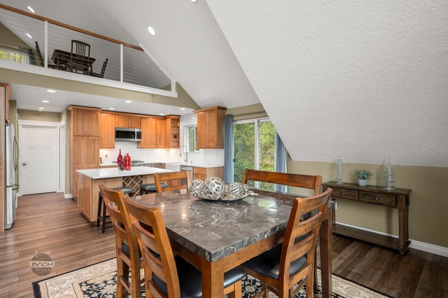 Building Photo - 525 Wolf Dr