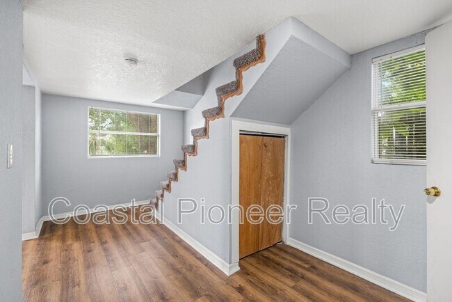 Building Photo - 305 E Hanna Ave