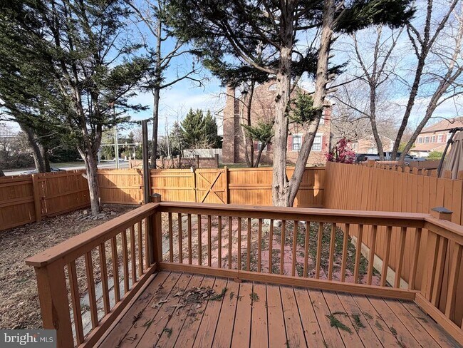 Building Photo - 5900 Parenham Way