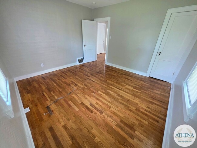 Building Photo - Charming 3 Bedroom / 1 Bath House with Original Hardwood Floors