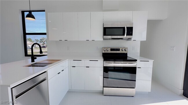 Building Photo - 714 Chambers St E