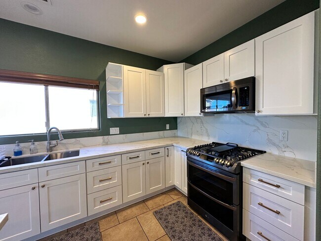 Building Photo - Furnished Home in Henderson