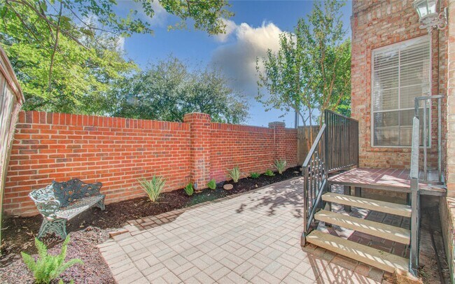 Building Photo - 1931 Woodbury St