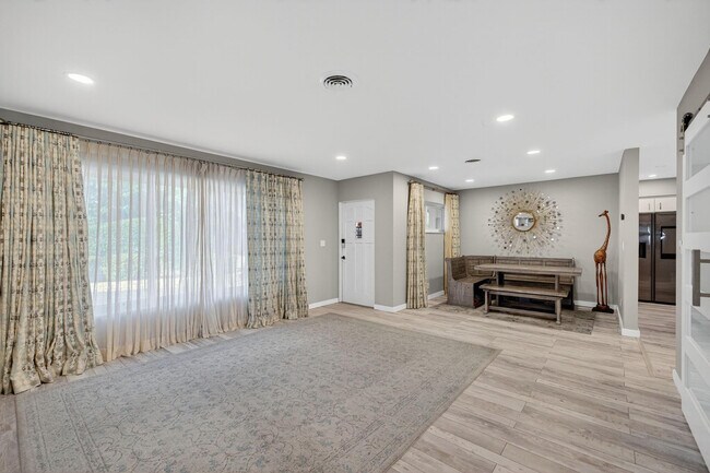 Building Photo - 1570 NE 30th Pl