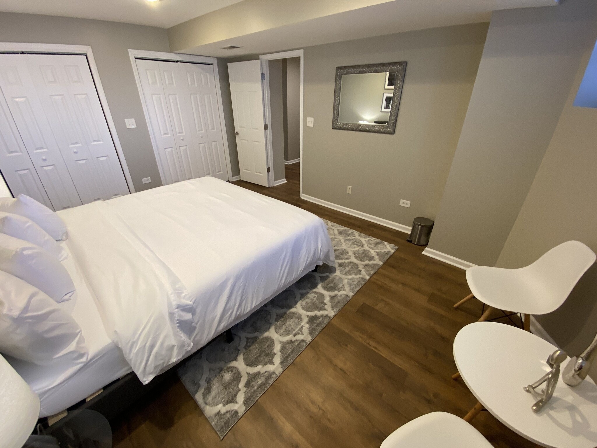 Building Photo - 913 W Belden Ave