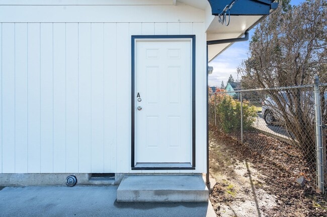 Building Photo - 1028 W 11th St