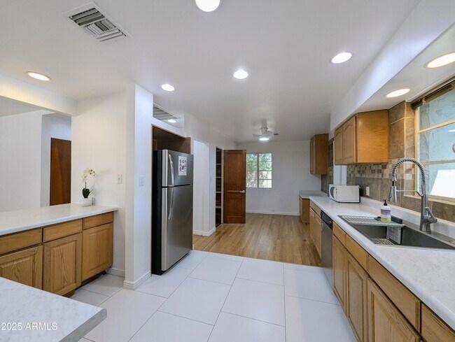 Building Photo - 2443 E Earll Dr