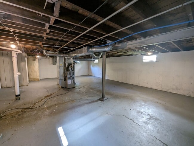 Building Photo - Welcome to Your Charming New Home on Minnie Avenue!