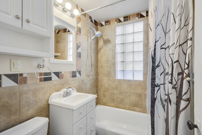 Building Photo - Charming 1906 Craftsman in Fremont — 3 Beds, Walk to Shops & Parks