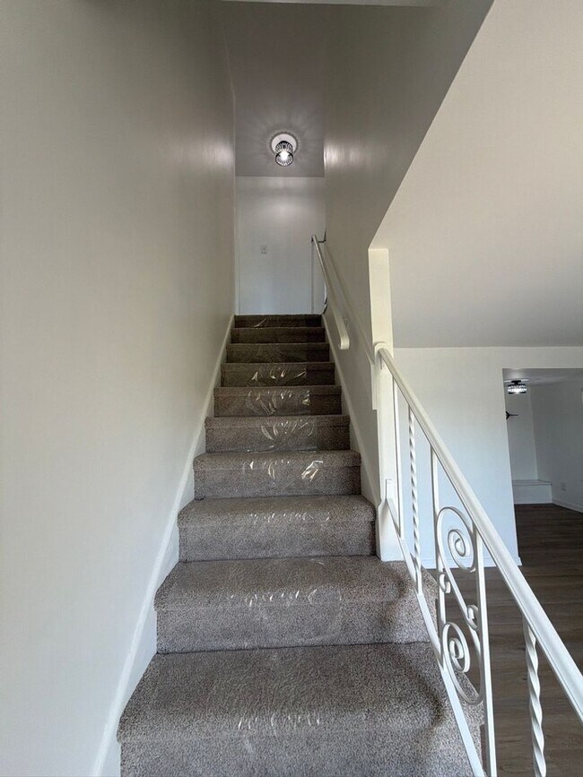 Building Photo - 605 Cobble Creek Curv