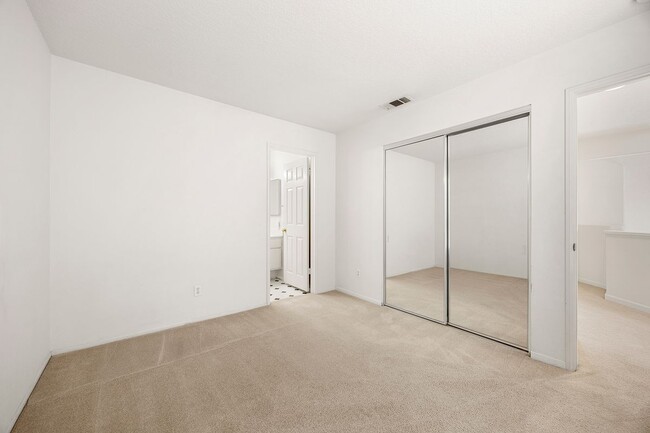 Building Photo - 631 S Glenhurst Dr