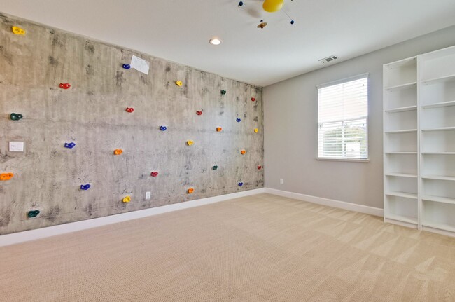 Building Photo - Gorgeous and Very Spacious Home - 3BR 2.5 BA in  San Jose - This is a MUST SEE!!!