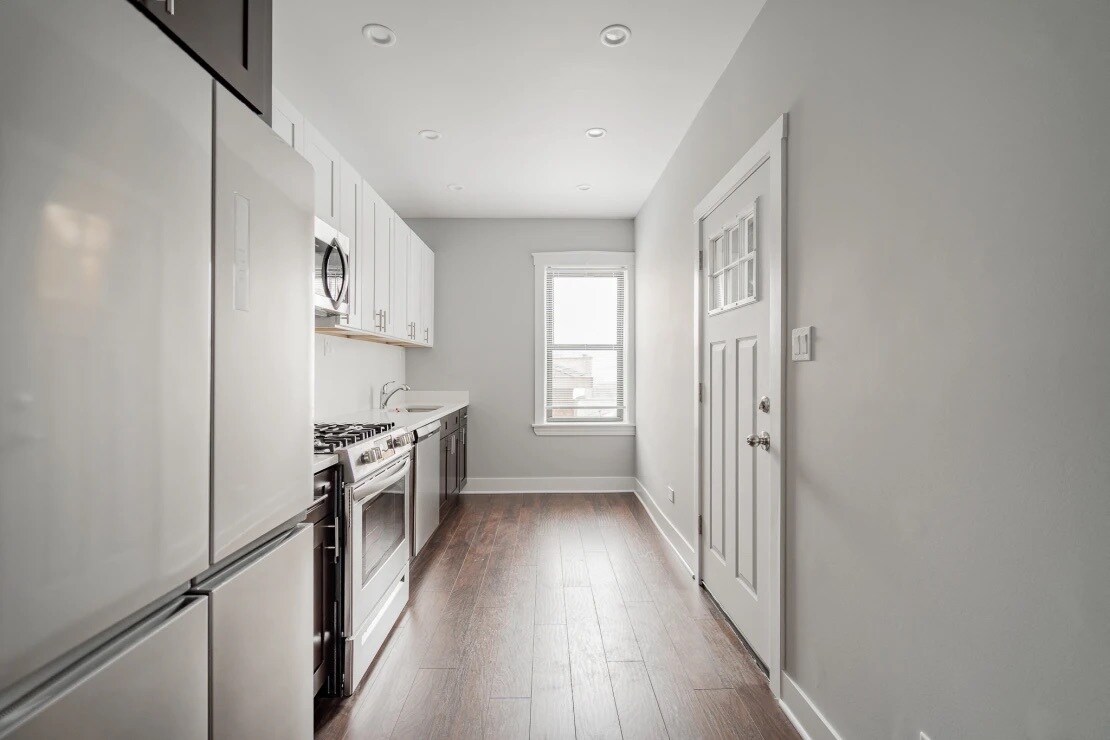 Building Photo - 5162 W Montrose Ave