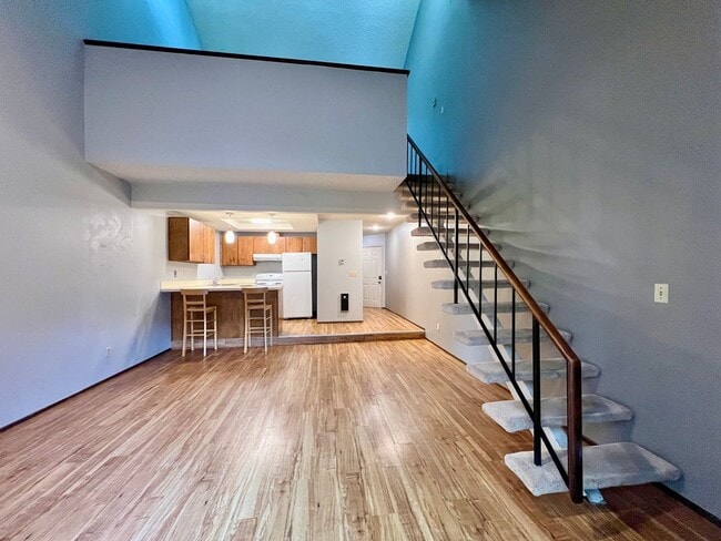 Building Photo - Beautiful 2 Bed, 2 Bath Townhome with Community Pool, Gym & Clubhouse!