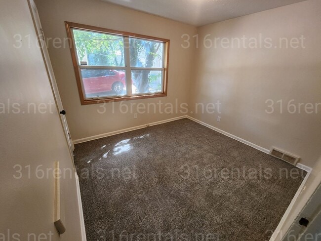 Building Photo - $925 - 3 bedroom / 1 bathroom - Single Family Home