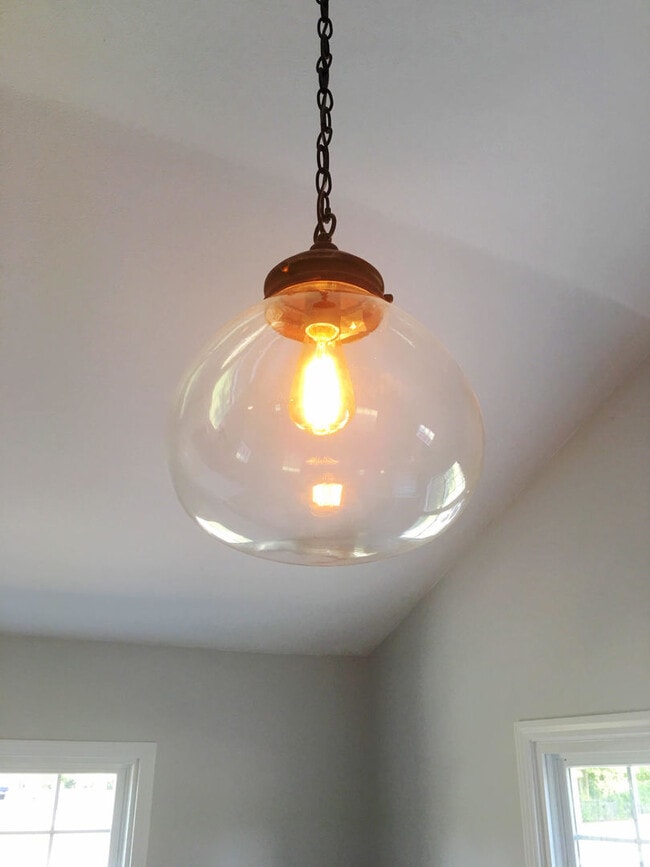 Building Photo - Beautifully Remodeled and Rent Ready.