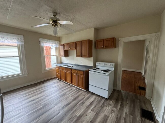 Building Photo - Charming 2 Bedroom Bungalow