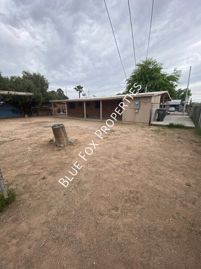 Building Photo - 3807 E Dover Stravenue