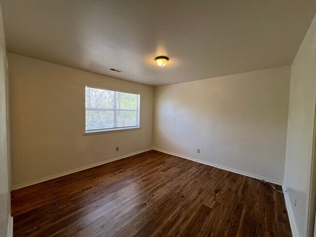 Building Photo - Top/2nd floor 2BR unit