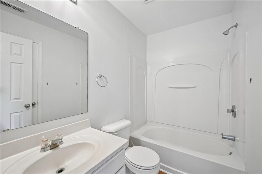 Building Photo - 725 Crestwell Cir