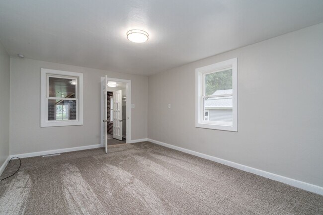 Building Photo - 3 Bedroom Home Available Now!