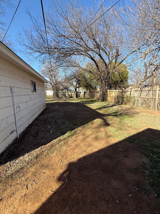 Building Photo - 3 bed 1 bath 2 car, indoor laundry and new...