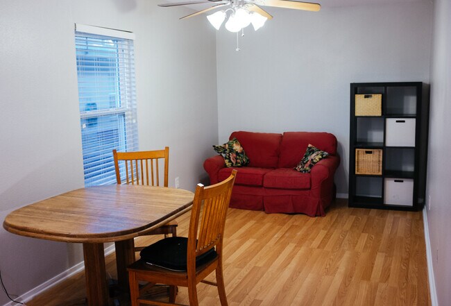 Building Photo - 2021 Bluebonnet Ln.