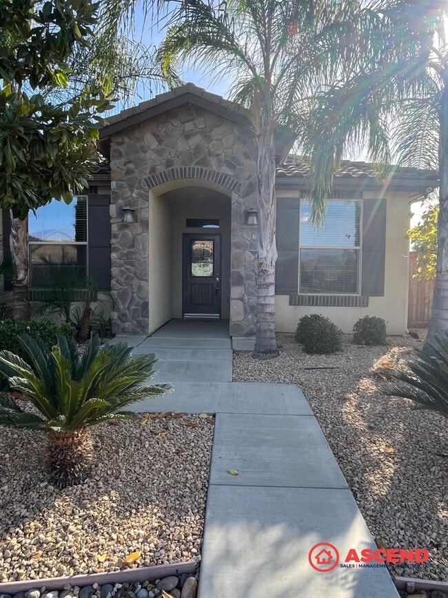 Building Photo - 4-Bedroom Home in Gossamer Grove!