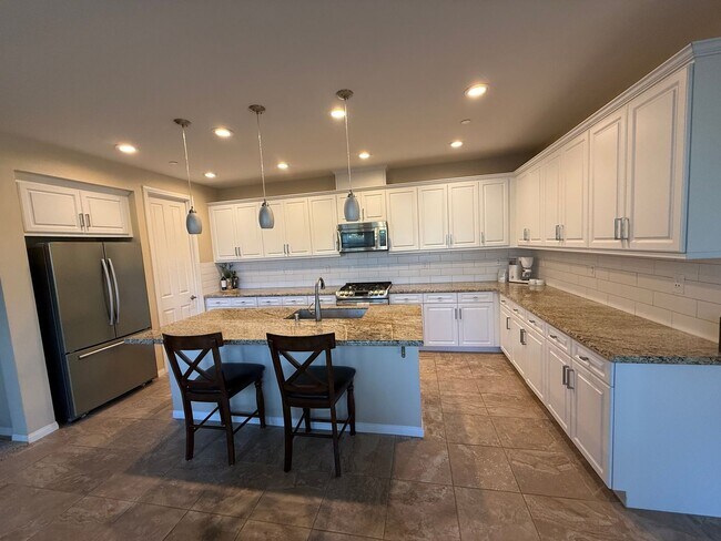 Building Photo - Modern 3 Bed, 3 Bath Living—Style, Comfort...