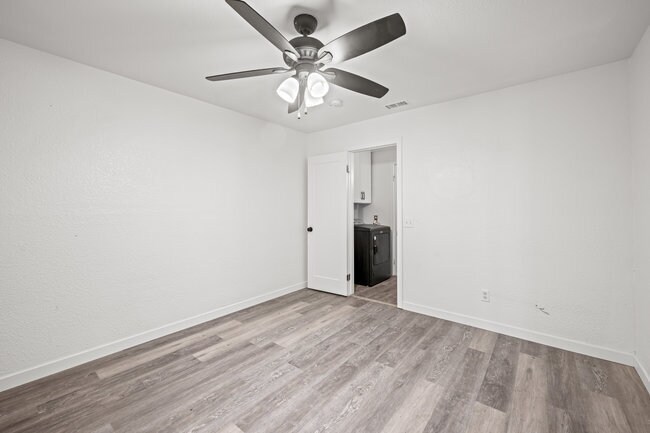 Building Photo - 257 Holiday Way