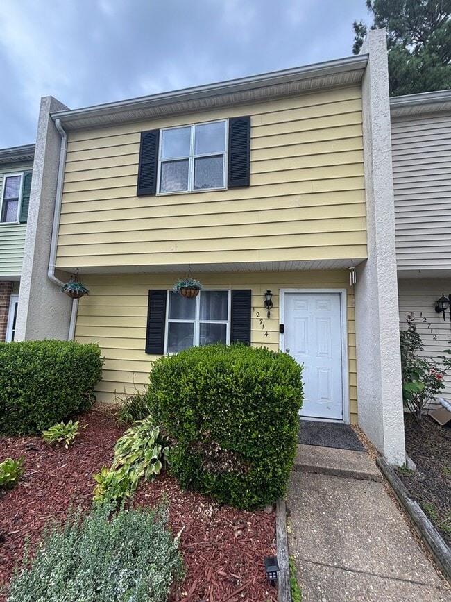 Building Photo - Charming 3 Bedroom 1.5 Bathroom Newport Ne...