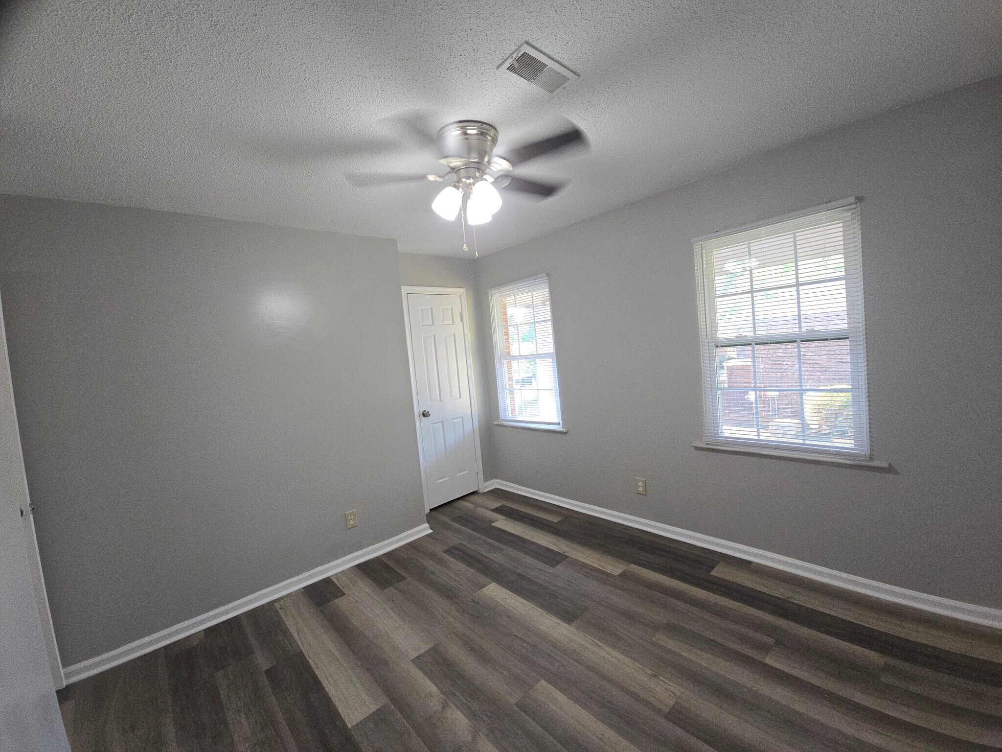Building Photo - 1307 W Meadowview Rd
