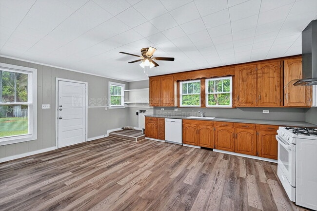 Building Photo - 300 W Moore St