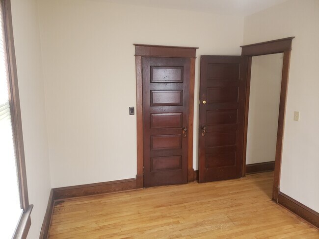 Building Photo - 319 Chicago Ave