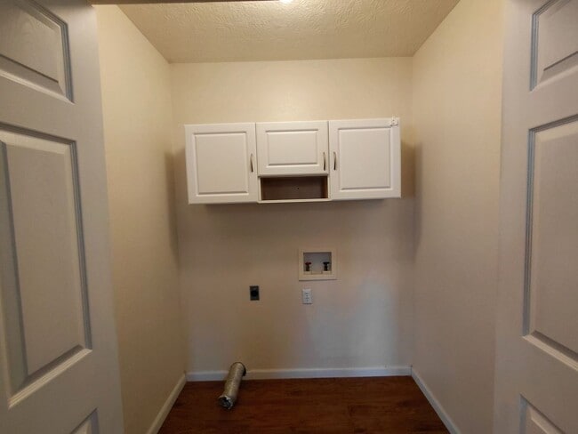 Building Photo - Home close to Post