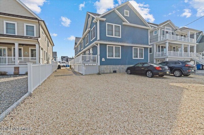 Building Photo - 17 2nd Ave