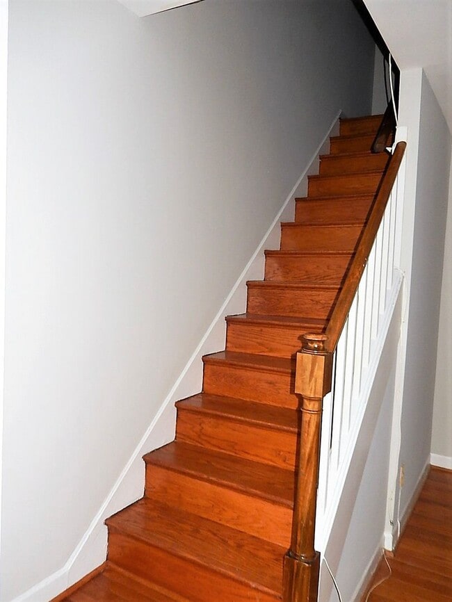 Building Photo - Charming 1 Bed 1 Bath Townhome Style Condo In Historic Arlington Village