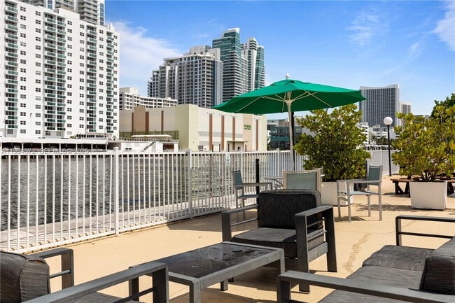 Building Photo - 1000 Parkview Dr