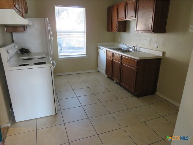 Building Photo - 1602 Benttree Dr