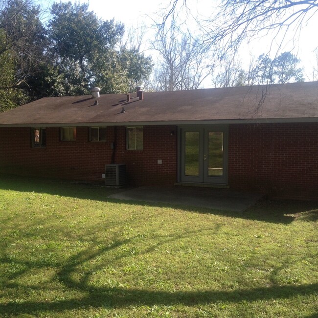 Building Photo - **AVAILABLE NOW**3 Bedroom / 1 1/2 Bathroo...