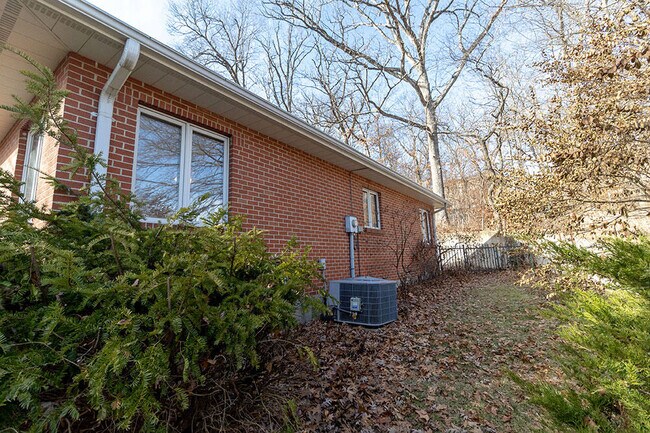 Building Photo - 401 Cedar Ln