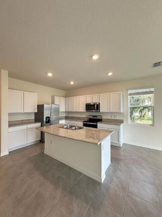 Building Photo - 3 Bedroom 2.5 Bath Townhouse