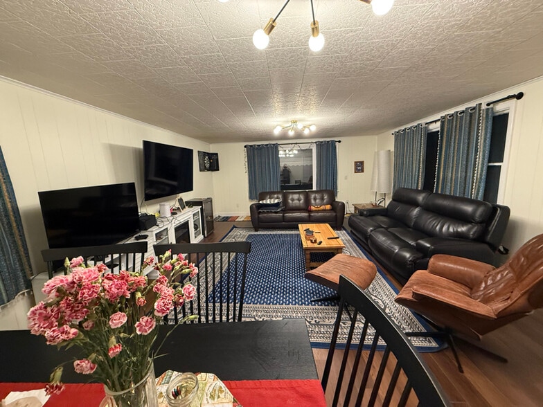 Building Photo - 688 Montrose Ave