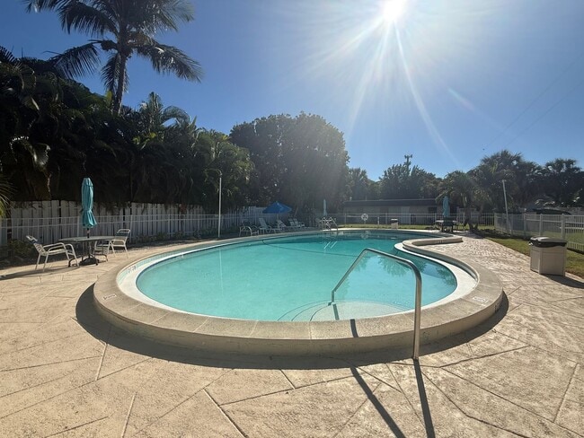 Building Photo - Freshly Remodeled - 1 Bedroom Unfurnished Condo-In Town Location-AVAILABLE NOW