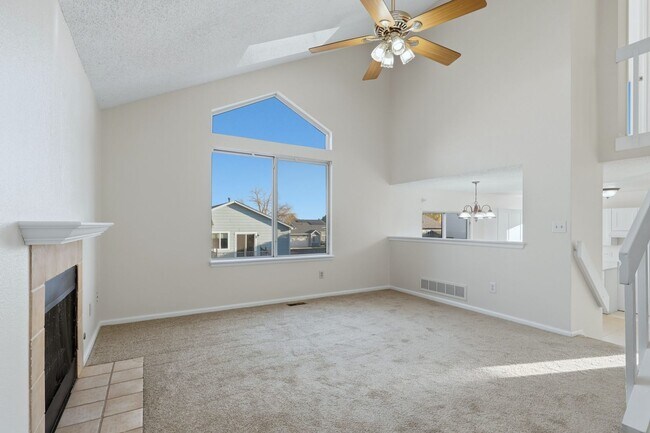 Building Photo - 3 bed 2 1/2 bath Split level home in Found...